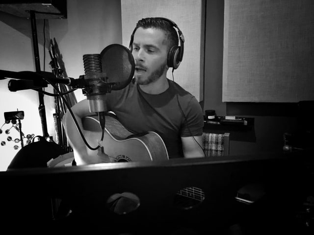 Edward Duvall performing